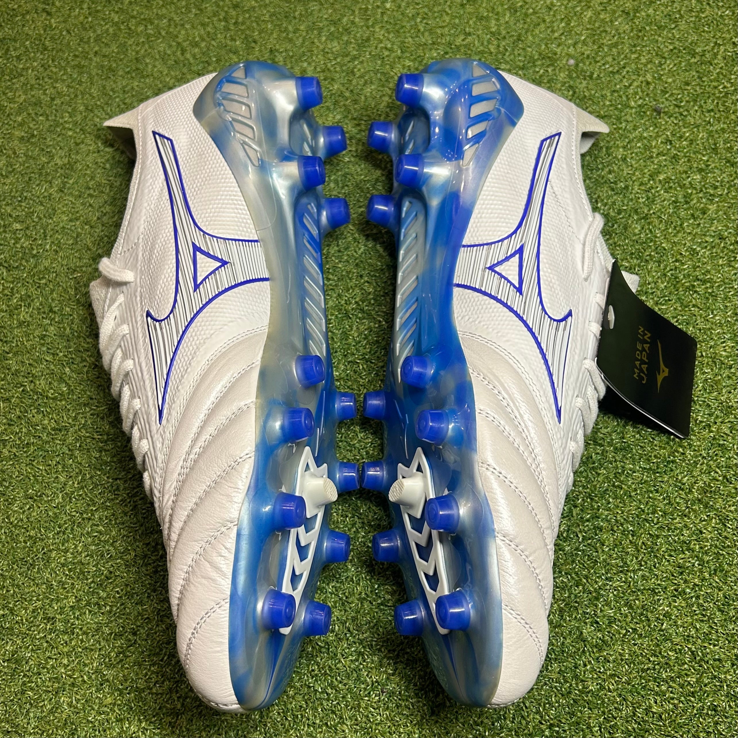 Mizuno Morelia Neo IV Beta Made in Japan FG Mugen - White/Laser Blue stud view