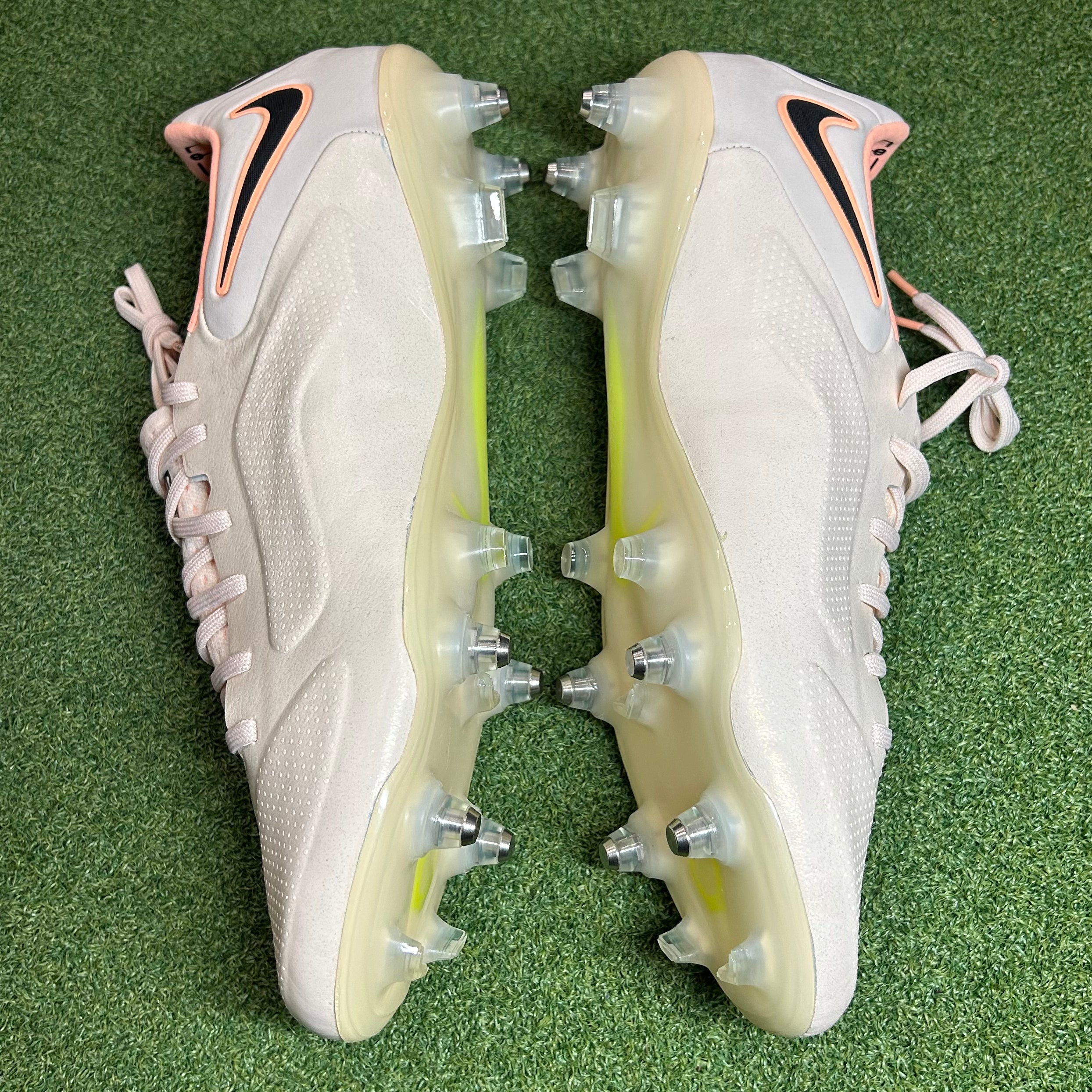 NIKE TIEMPO LEGEND IX ELITE SG anti-clog Guava Ice/Yellow Strike/Sunset Glow stud view