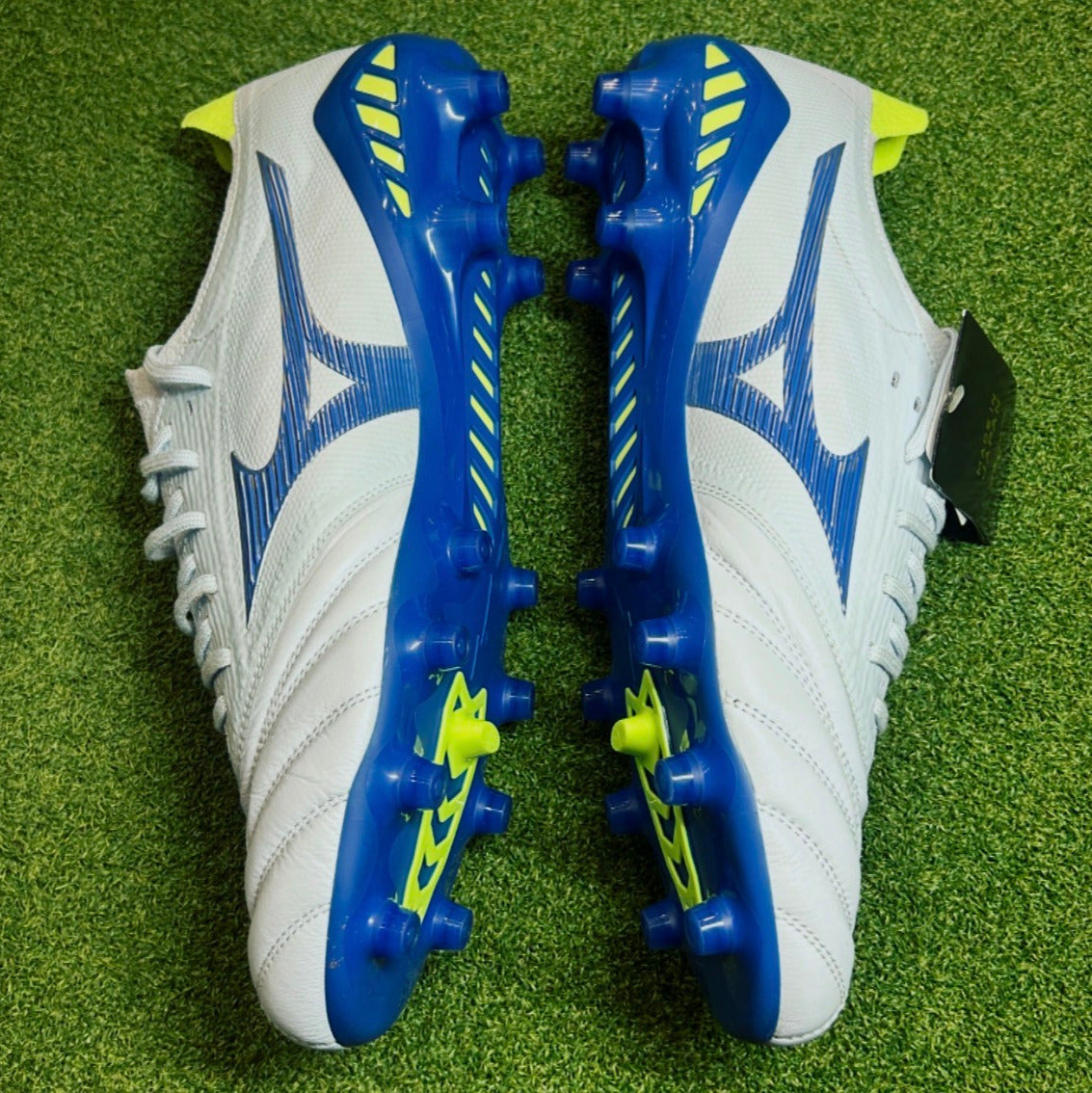 Mizuno Morelia Neo III Made in Japan FG Below Zero White/Ice Melt/Star Sapphire/Neo Lime stud view